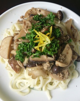 ピリッと刺激的で斬新なひき肉ときのこのパスタ、ゆずこしょう風味×フランチェスコ・トリスターノ(ピアノ)